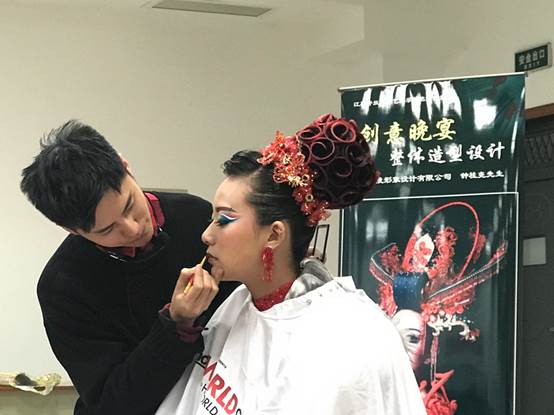 图片包含 人, 女人, 前, 男人

描述已自动生成